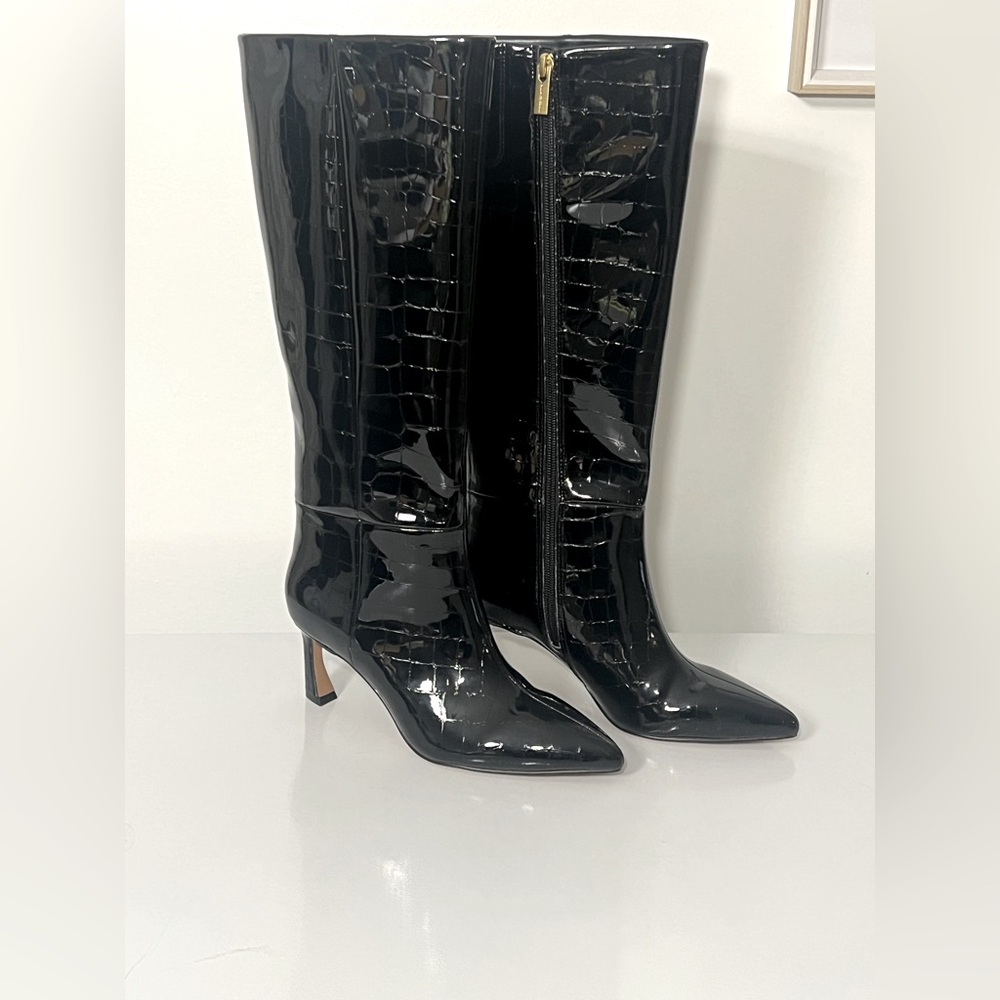 Vince Camuto Boot
Size 6M/36.5